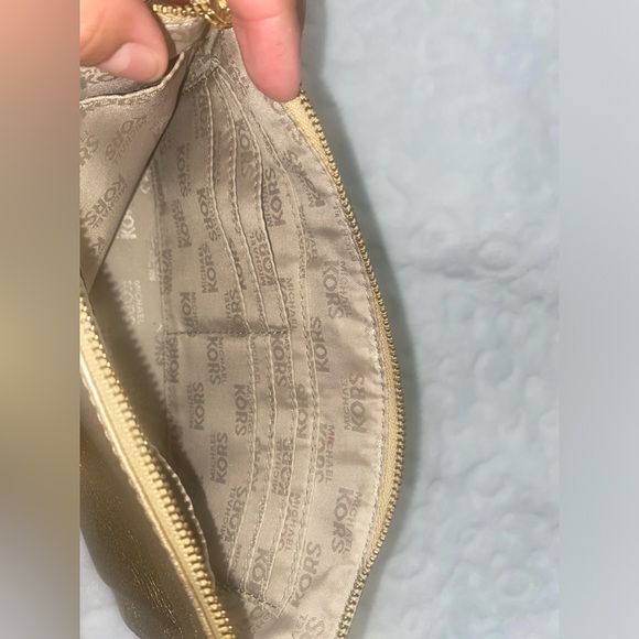 MK Michael Kors, Wristlet wallet! good quality leather - Picture 8 of 8